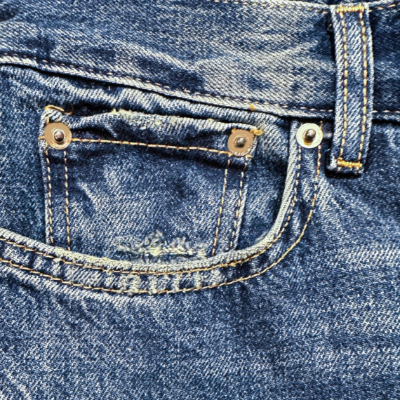 Znate li čemu služe metalni "dugmići" na džepovima farmerki?
