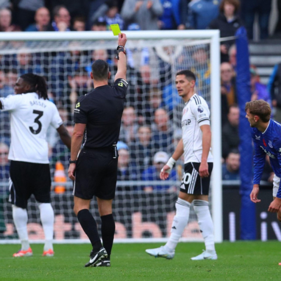 Loš dan za Lukića u Liverpulu – Barnli poveo, pa ga udario "čekić"