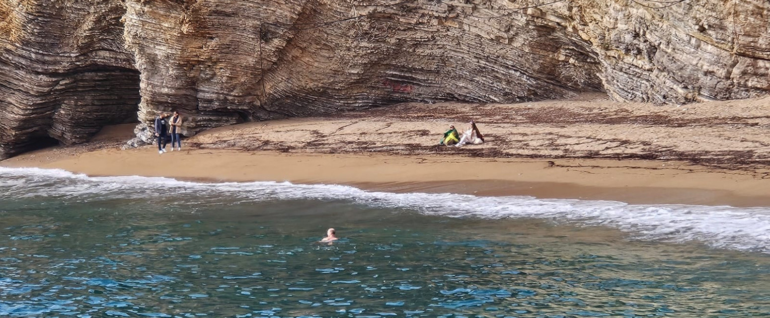 Kupaju se u moru iako je novembar: Primorski grad pun turista iz Srbije FOTO