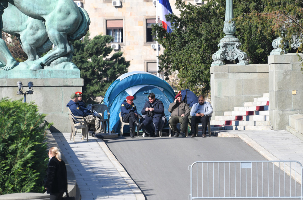 Mrdić i dalje u šatoru ispred Skupštine: Tu sam dok se zahtevi ne ispune; Hitna mu ukazala pomoć