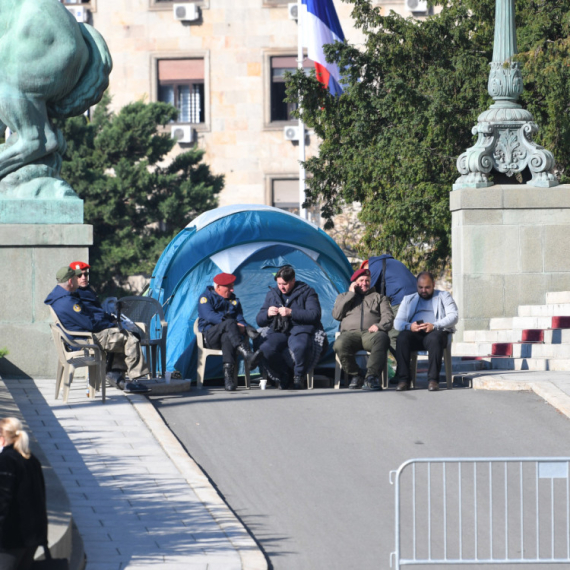 Mrdić i dalje u šatoru ispred Skupštine: Tu sam dok se zahtevi ne ispune; Hitna mu ukazala pomoć