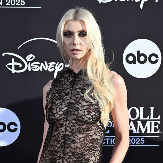 Providna haljina, bez grudnjaka: Zvezda "Tračare" u dramatičnom izdanju na crvenom tepihu FOTO