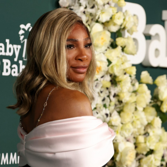 Reket je ostavila na terenu i uskočila u seksi haljine: Serena Vilijams kakvu ne poznajemo FOTO