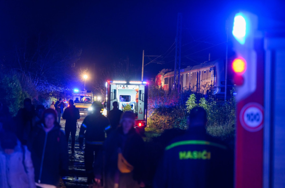 Težak sudar vozova; Ima povređenih FOTO