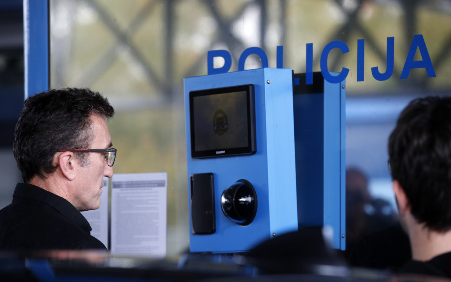 Dramatične slike sa granica: Na jednoj totalni haos, sve stoji FOTO