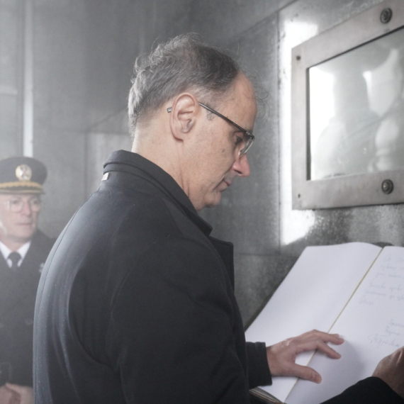 Macut položio venac na Spomenik neznanom junaku: "Sa ponosom čuvamo sećanje na heroje" FOTO/VIDEO