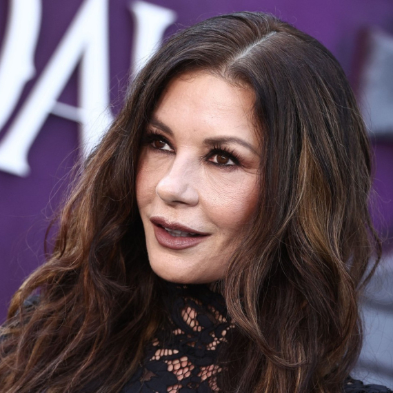 U miniću pokazala neverovatne noge, nema ko se nije okrenuo: Ko bi joj dao 56 godina? FOTO