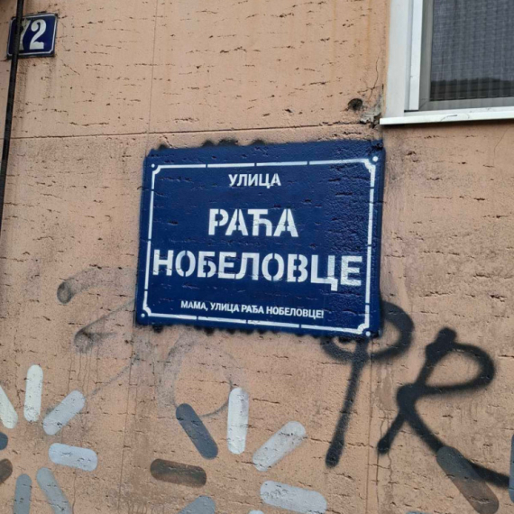 U Kneginje Zorke osvanuo natpis: "Ulica raća nobelovce"; Blokaderi, ko je sada ćaci? FOTO
