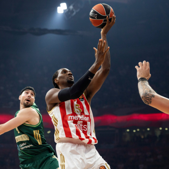 Zvezdu baš poterao maler: Izundu napustio parket pre vremena FOTO