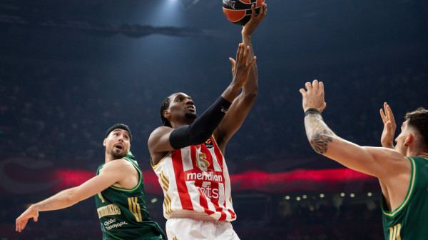 Zvezdu baš poterao maler: Izundu napustio parket pre vremena FOTO