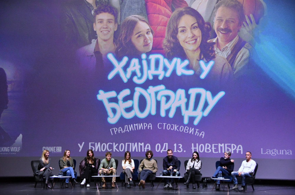 Dugotrajni aplauz i ovacije za glumačku ekipu filma "Hajduk u Beogradu"