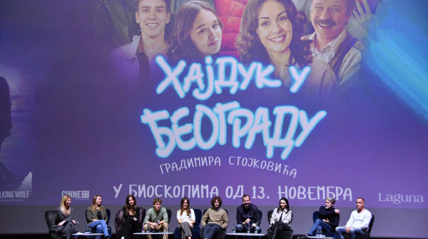 Dugotrajni aplauz i ovacije za glumačku ekipu filma "Hajduk u Beogradu"