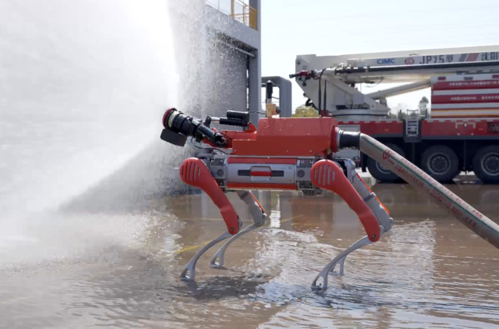 Pogledajte kako roboti gase požare u Kini VIDEO