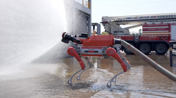 Pogledajte kako roboti gase požare u Kini VIDEO