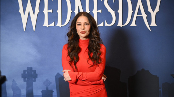 Ketrin Zita-Džons hoće sa njim da glumi u trećoj sezoni "Srede": Ne znam kako već nije dobio ulogu FOTO