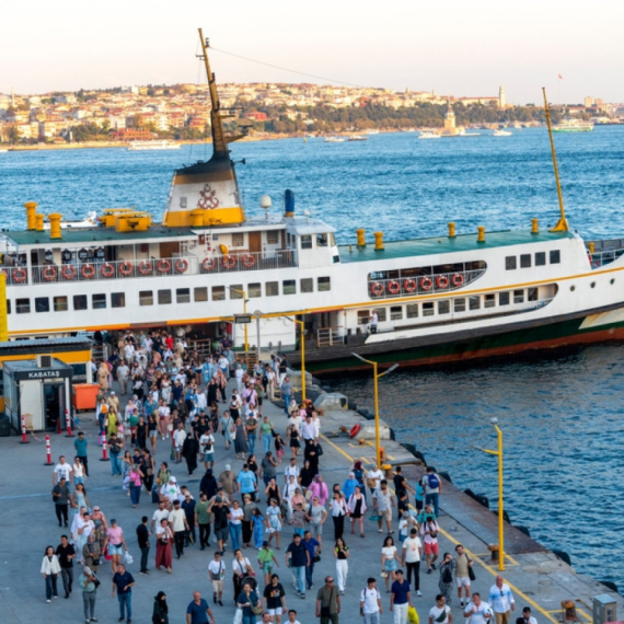Horor na trajektu: Deca vrištala i bežala dok se emitovao pornić FOTO