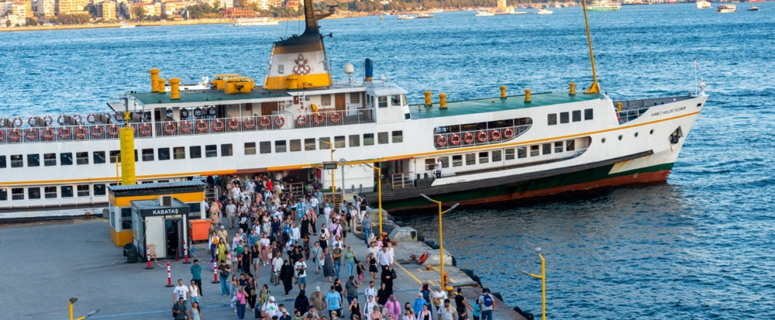 Horor na trajektu: Deca vrištala i bežala dok se emitovao pornić FOTO