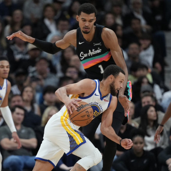 Kari ubacio 45 poena, ali promašio 11 trojki VIDEO