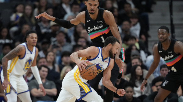 Kari ubacio 45 poena, ali promašio 11 trojki VIDEO