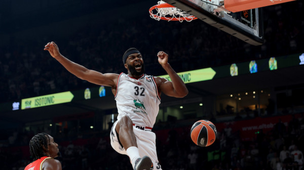 Bizarna povreda Amerikanca – Armani oslabljen