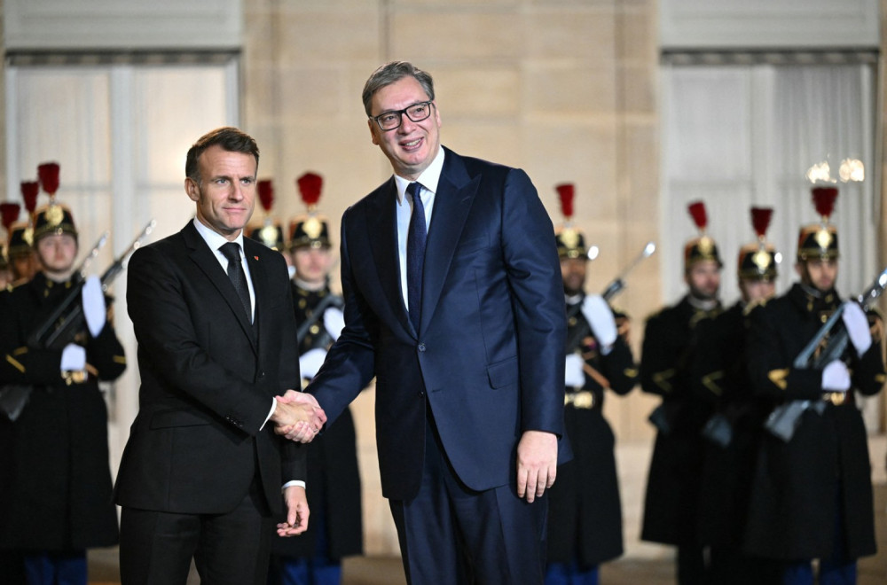 Vučić u Parizu: Priređen svečani doček u Jelisejskoj palati; Srdačan susret sa Makronom FOTO/VIDEO