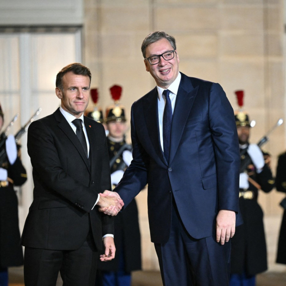 Vučić u Parizu: Priređen svečani doček u Jelisejskoj palati; Srdačan susret sa Makronom FOTO/VIDEO