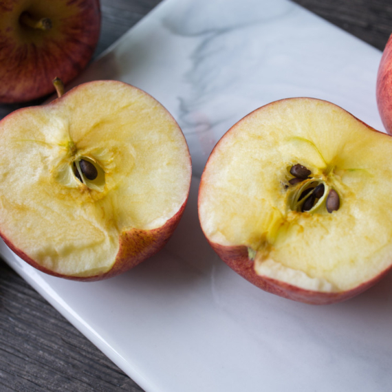 Slučajno ste pojeli semenke iz jabuke? Ovo morate da znate