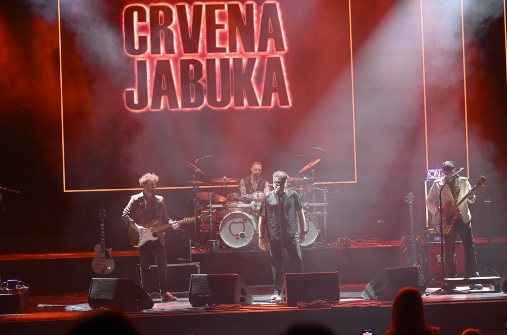 Beogradska publika oduševljena: Crvena jabuka održala prvi od dva koncerta u punom Sava centru