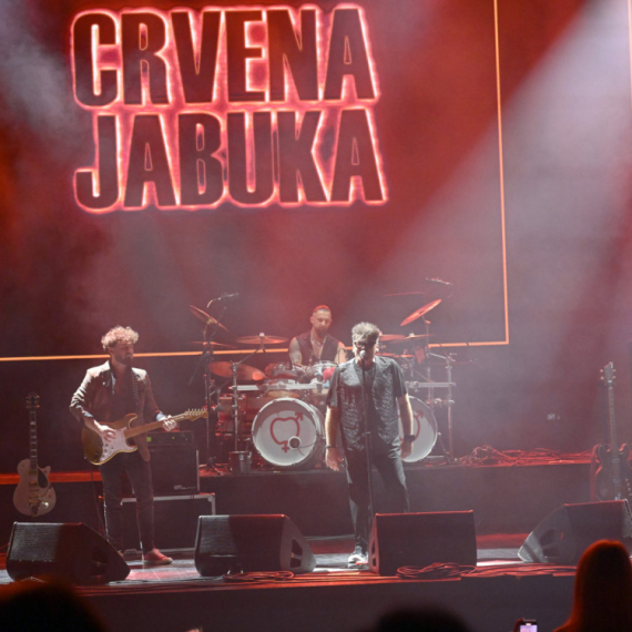 Beogradska publika oduševljena: Crvena jabuka održala prvi od dva koncerta u punom Sava centru