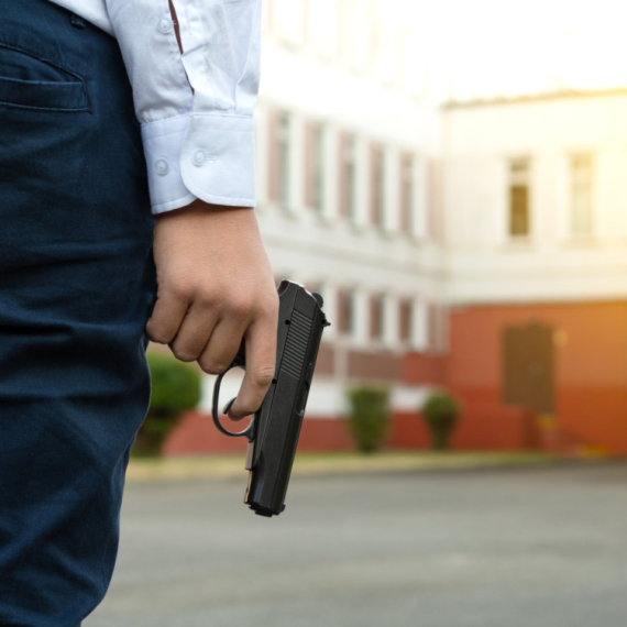 Drama u čačanskoj školi: Jedan dečak doneo metak, drugi nož i sataru; Roditelji zabrinuti