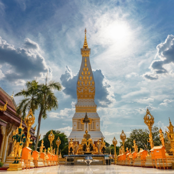 Poplavljen restoran postao atrakcija: Dok gosti ručaju, ribe im plivaju pod nogama FOTO