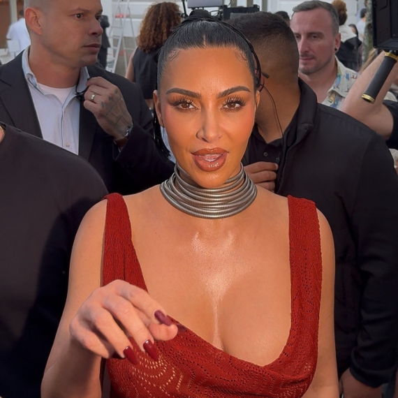 Probajte da je gledate u oči: Kim Kardašijan "oslobodila" grudi FOTO