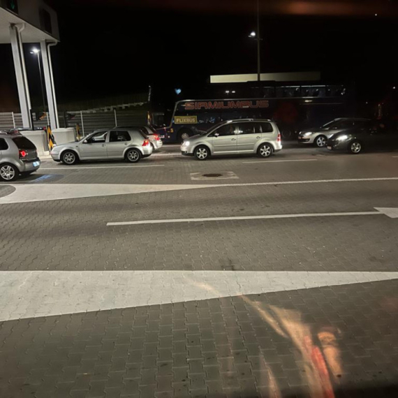 Vozači iz Srbije satima zaglavljeni u kolonama: "Večeras nas čeka haos"