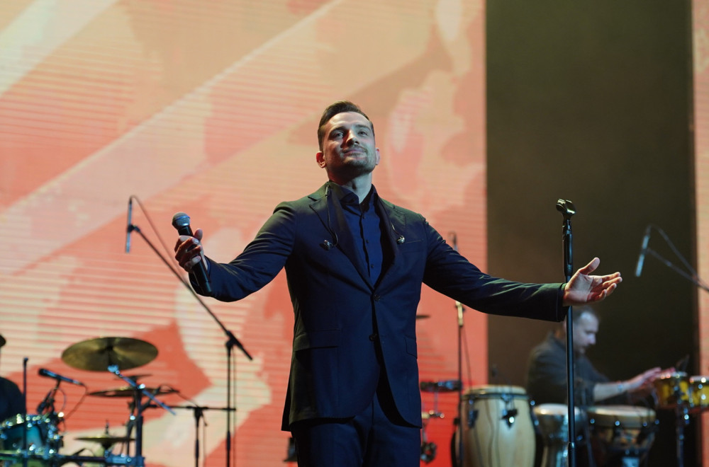 Sve ganuo pesmom: Mirza Selimović oduševio publiku u Sava centru FOTO/VIDEO