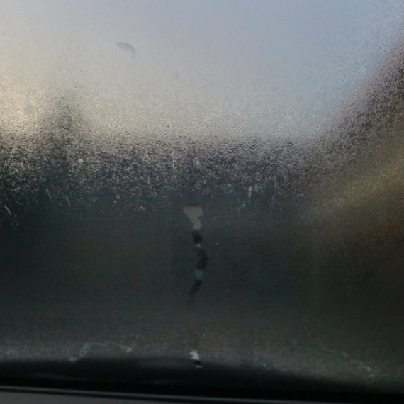 Kako najlakše da odmaglite stakla u automobilu