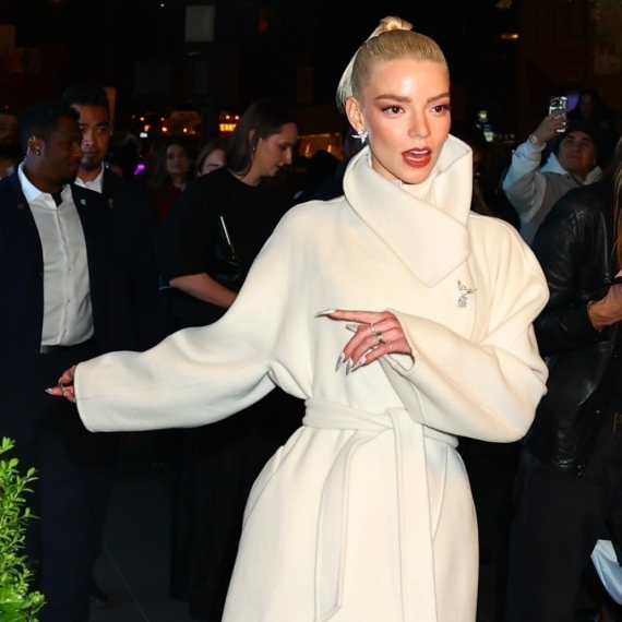 Ispod kaputa krije magiju: Jedna od najlepših "bukti" od seksepila u nikad kraćoj haljini FOTO