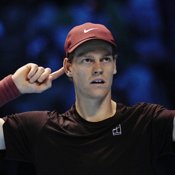 Janik Siner se više ne krije: Lepotica iz BiH pala mu u zagrljaj nakon pobede FOTO