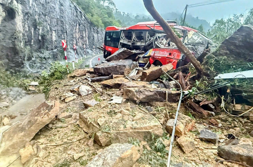 Autobus zatrpan u klizištu u Vijetnamu: Šestoro mrtvih FOTO
