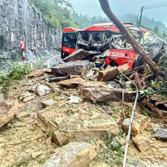 Autobus zatrpan u klizištu u Vijetnamu: Šestoro mrtvih FOTO