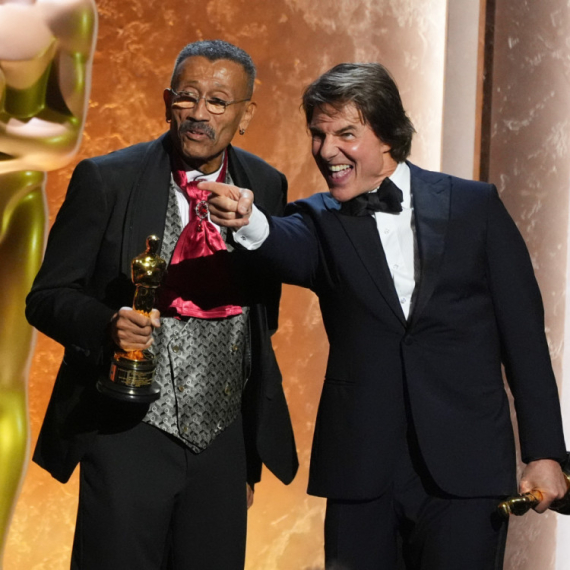 Uvija telo, glumice oko njega: Tom Kruz izazvao haos kad je zaplesao sa koleginicom VIDEO