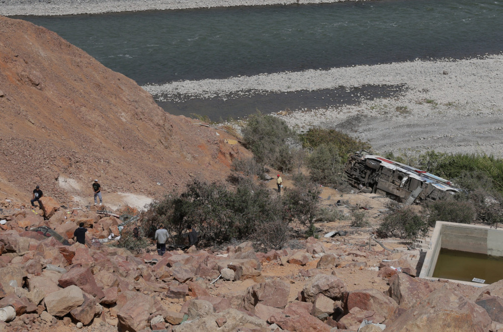 Užasna saobraćajna nesreća: Autobus se survao niz liticu; Broje se mrtvi VIDEO
