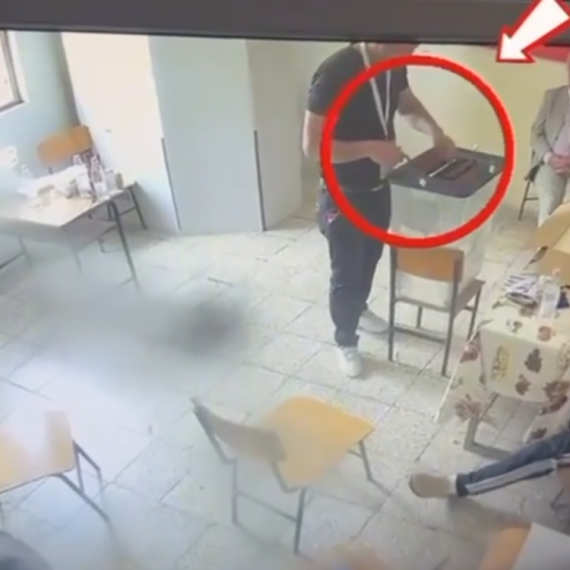 Sramno: Pogledajte kako izgledaju izbori u Albaniji i šta EU nagrađuje – ljude prate preko paravana VIDEO
