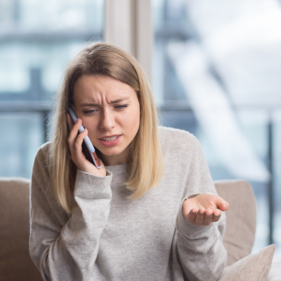 Neko vas zove telefonom i ćuti? Ovo nikako nemojte da radite