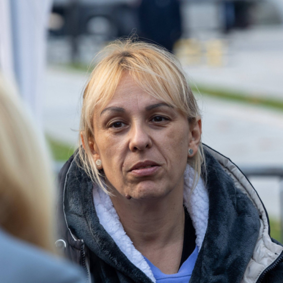 Blokaderi brutalno napali Dijanu Hrku nakon što je prekinula štrajk glađu i optužila Đilasa VIDEO