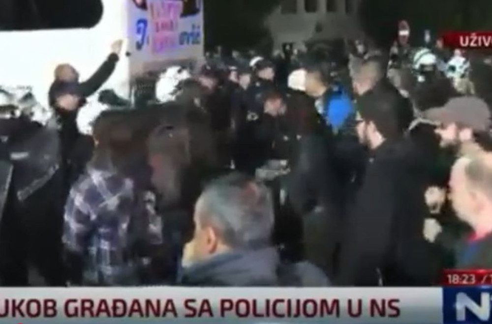 Novosadski blokaderi napali policiju VIDEO