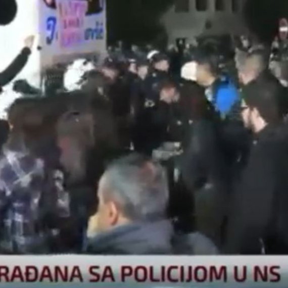 Novosadski blokaderi napali policiju VIDEO