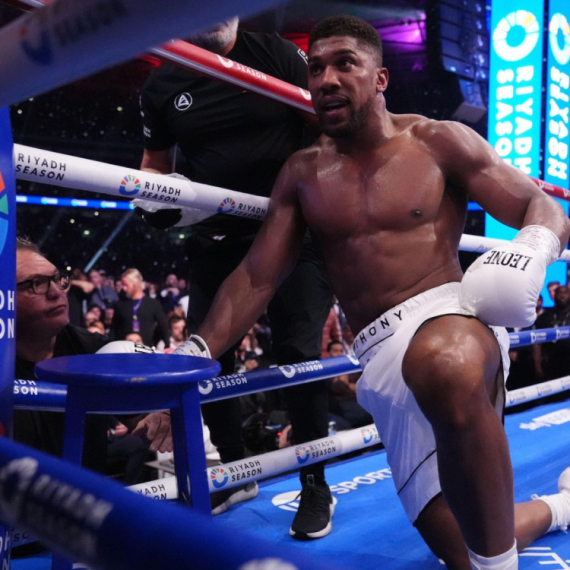 Jeziva saobraćajna nesreća – povređen Entoni Džošua FOTO