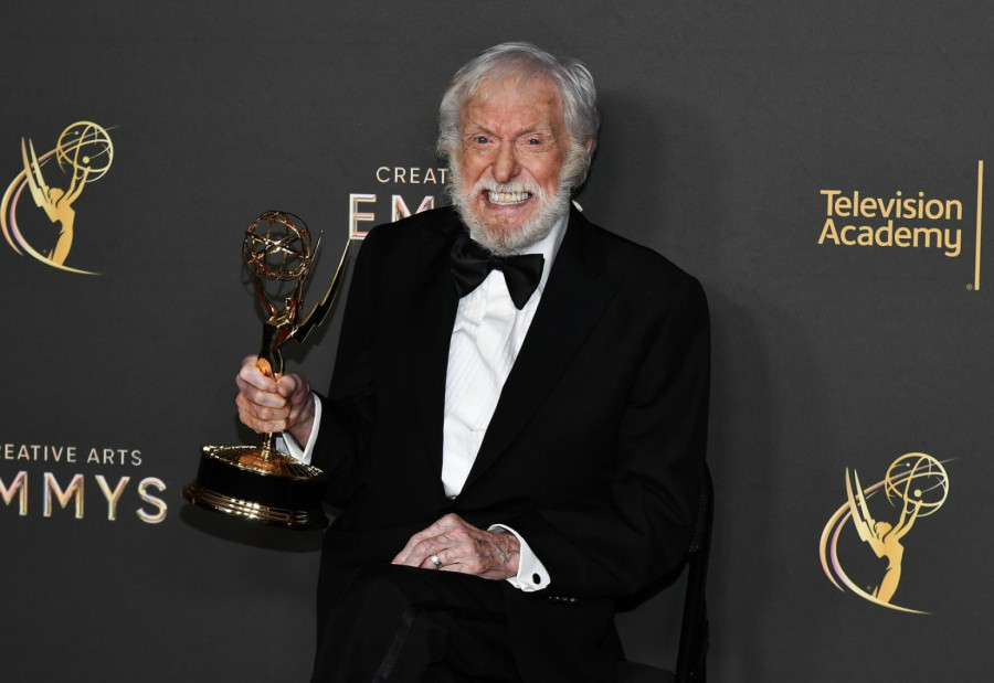 Dik Van Dajk ima 100 godina,  i zvanično više ne sme da slaže Lego