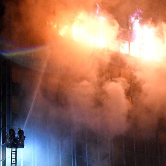 Požar progutao neboder – objekat potpuno uništen; Građani su upozoreni VIDEO