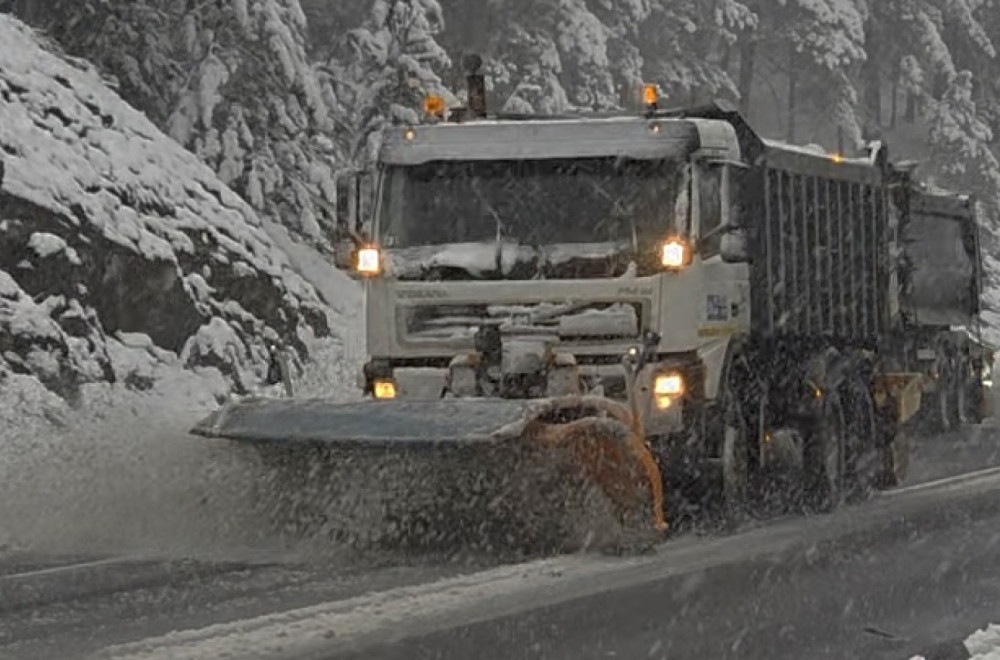 Potpuni kolaps; Sneg napravio haos širom Srbije, zavejani putevi FOTO/VIDEO